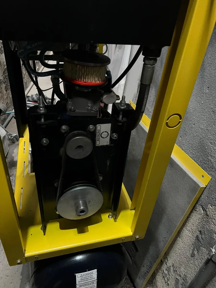 Componentes internos de compressor durante atendimento técnico